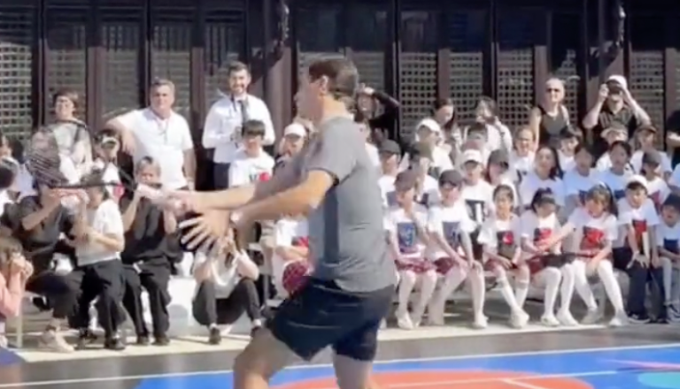 [VÍDEO] Federer mata saudades do tênis e joga com crianças em Shanghai