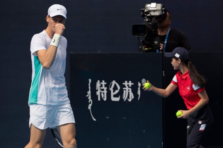 Sinner atropela Nishioka em Pequim e faz história para o tênis italiano