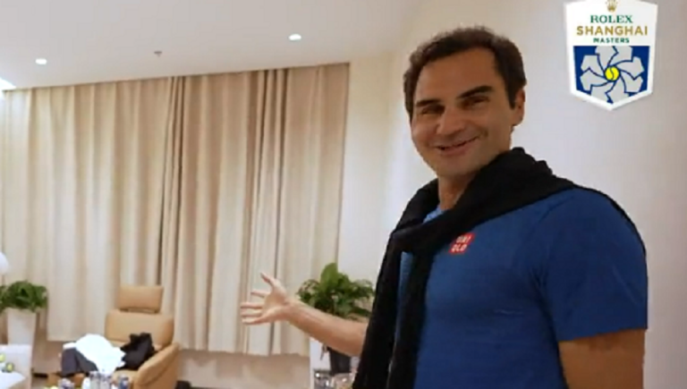 [VÍDEO] Federer fez tour por Shanghai e revelou ter recuperado… o vestiário