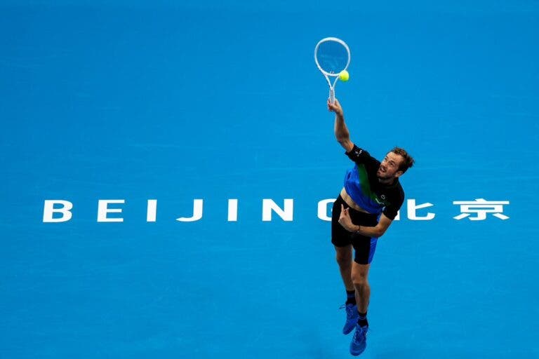 Medvedev domina Zverev rumo à final do ATP 500 de Pequim