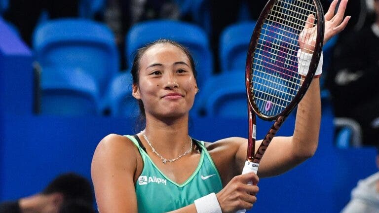 Zheng brilha em casa, bate Krejcikova e vence em Zhengzhou o título mais importante da carreira