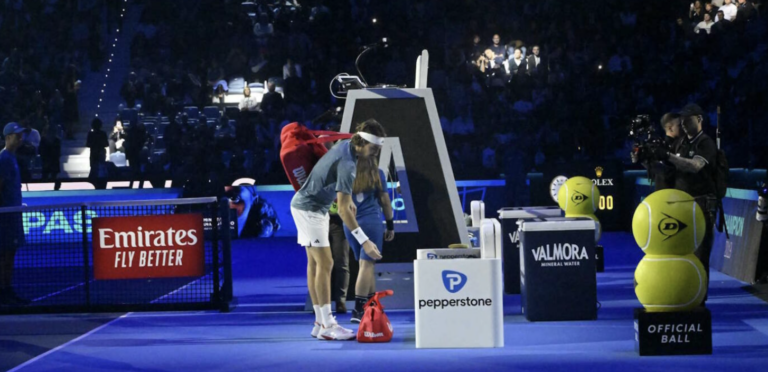 Afinal, Tsitsipas estava lesionado e desiste ao fim de três games contra Rune no ATP Finals