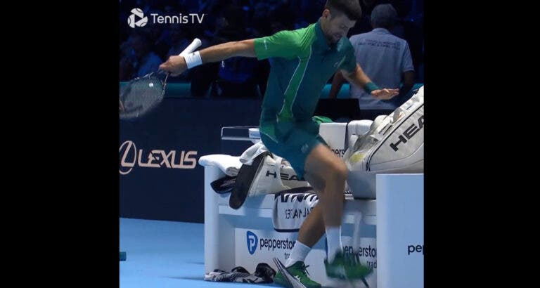 [VÍDEO] Djokovic destrói duas raquetes com os pés na estreia do ATP Finals