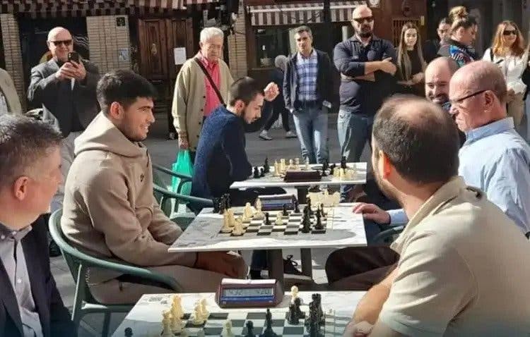 Alcaraz desafia todos os fãs para o enfrentarem no… xadrez