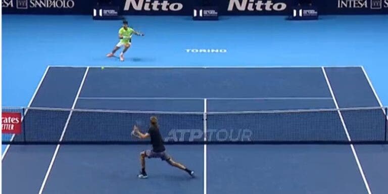 [VÍDEO] Alcaraz está dando espetáculo no seu primeiro jogo da carreira no ATP Finals