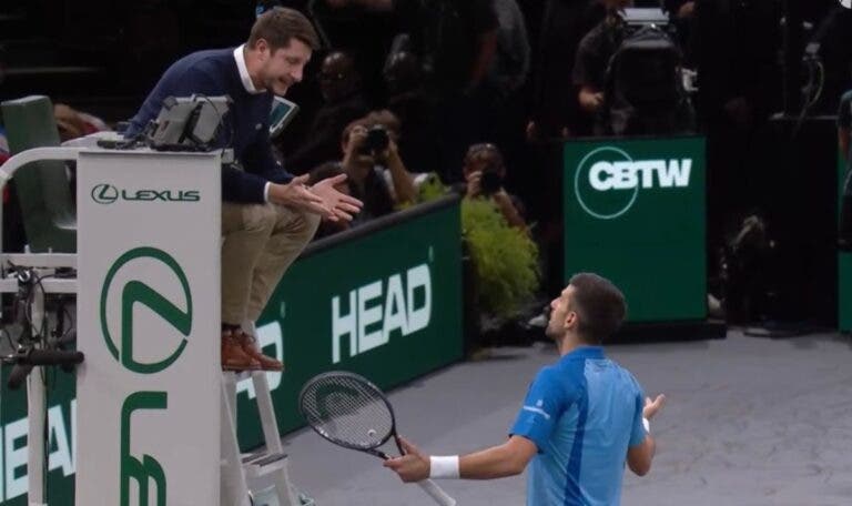 Djokovic discute com o árbitro e se desentende novamente com o público em Paris