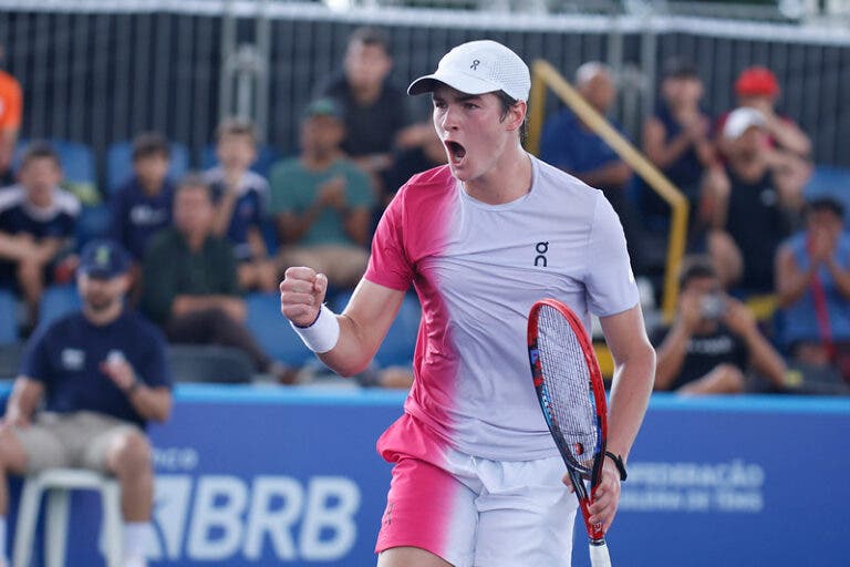 João Fonseca dispara 19 aces, vence 120º do mundo e avança em Brasília