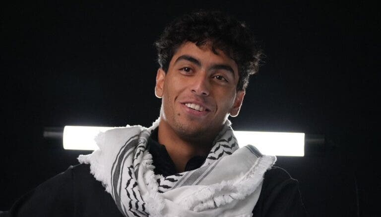 Shelbayh entrou em quadra em Metz com keffiyeh palestino