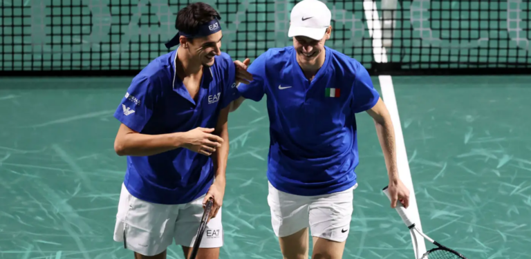 Itália retorna às semifinais da Davis com grande vitória de Sinner e Sonego nas duplas