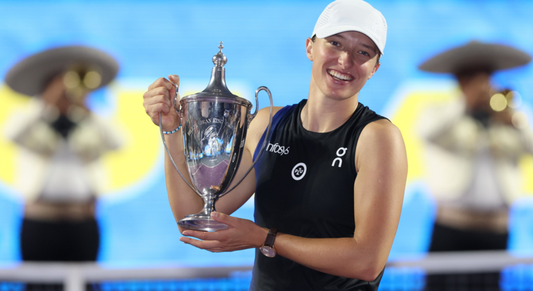 Swiatek atropela Pegula, conquista WTA Finals e volta a ser número 1