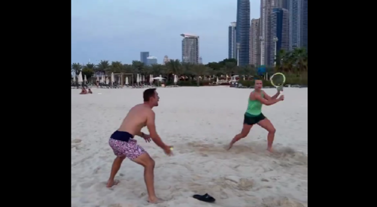 [VÍDEO] Krejcikova compartilha exercício de treino… na praia
