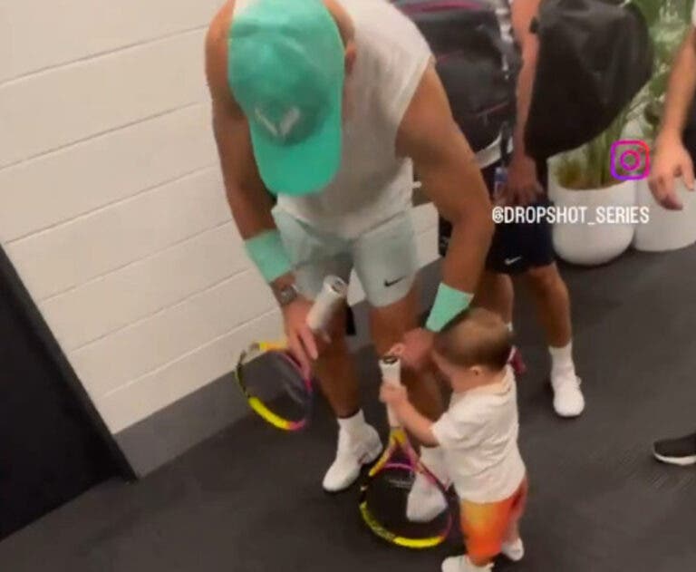 [VÍDEO] Filho de Nadal encanta na Austrália: até leva as raquetes do pai para os treinos