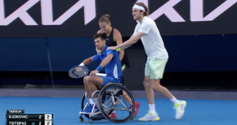 [VÍDEO] Djokovic experimentou tênis em cadeira de rodas na Rod Laver Arena