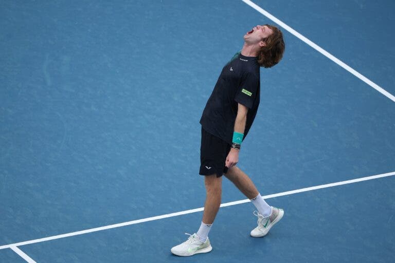Rublev atinge marca redonda com vaga às quartas no Australian Open