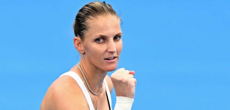 Pliskova vence Osaka em duelo monumental entre ex-líderes da WTA e avança em Brisbane