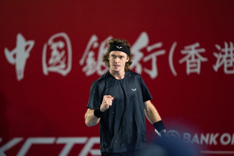 Rublev vira contra jovem chinês em Hong Kong e vai à 24ª final da carreira