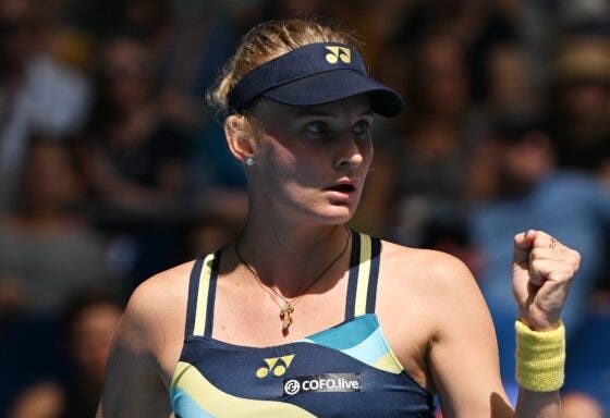 Vondrousova é atropelada na primeira rodada do Australian Open; Svitolina avança