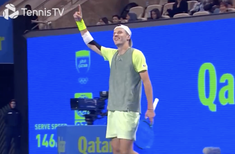 [VÍDEO] Mensik venceu ponto digno de exibição contra Monfils em Doha