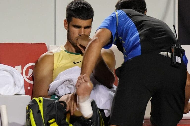 Que azar! Alcaraz se lesiona no primeiro game contra Monteiro e abandona na estreia do Rio Open