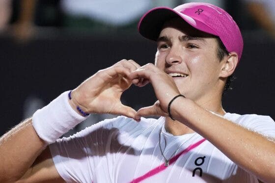 João Fonseca supera ex-top 20 e segue encantando no Rio Open