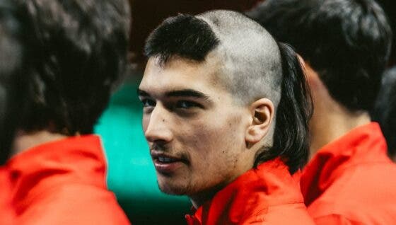 Jovem português estreante na Copa Davis não foge de trote e ganha penteado bizarro