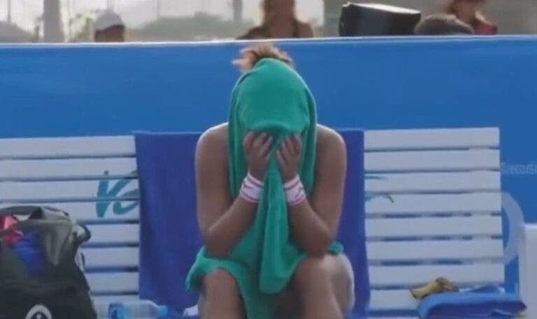 [VÍDEO] Rodionova chora em quadra após se tornar tenista mais velha a estrear no top 100