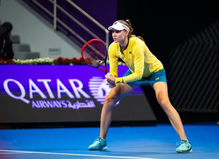 Rybakina mantém embalo de Abu Dhabi e domina na estreia em Doha
