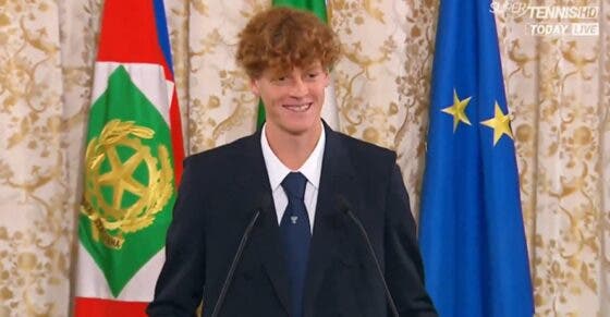 [VÍDEO] Sinner não consegue conter o riso em discurso diante do presidente italiano