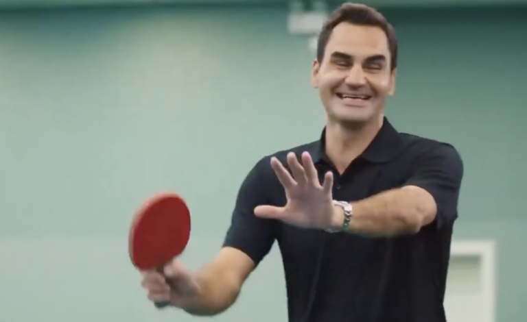 [VÍDEO] Federer viraliza com ponto curioso jogando tênis de mesa com uma criança