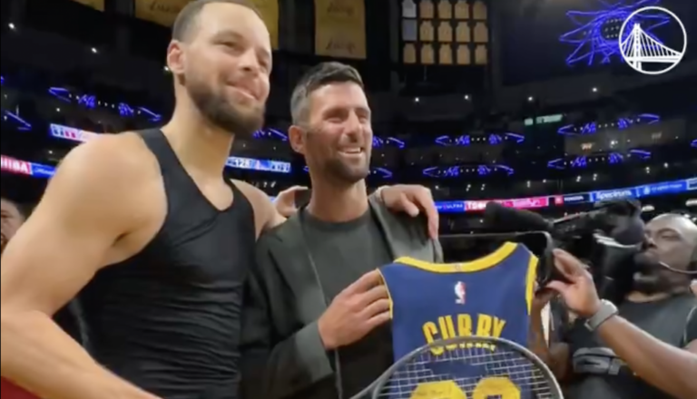 [VÍDEO] Djokovic é estrela no jogo dos Warriors e troca mimos com Steph Curry