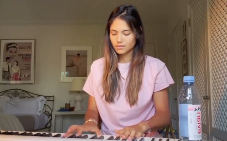 [VÍDEO] Raducanu se recupera de lesão e mostra talento… no piano