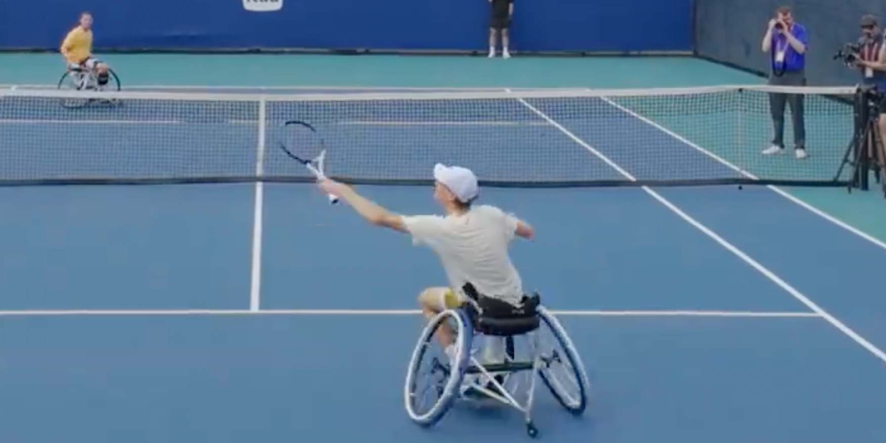 [VÍDEO] Sinner tenta a sorte no tênis em cadeira de rodas com a lenda Hewett
