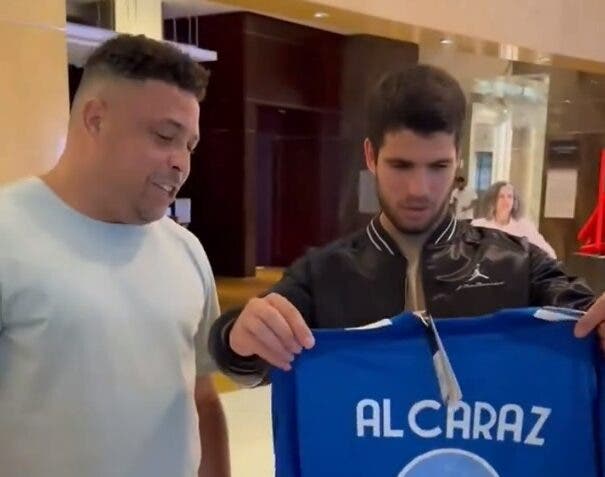 Alcaraz se encontra com Ronaldo em Miami e ganha camisa do Cruzeiro