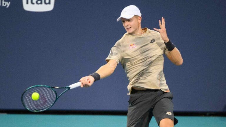 Landaluce brilha e conquista primeira vitória na ATP em Miami; Alcaraz conhece adversário