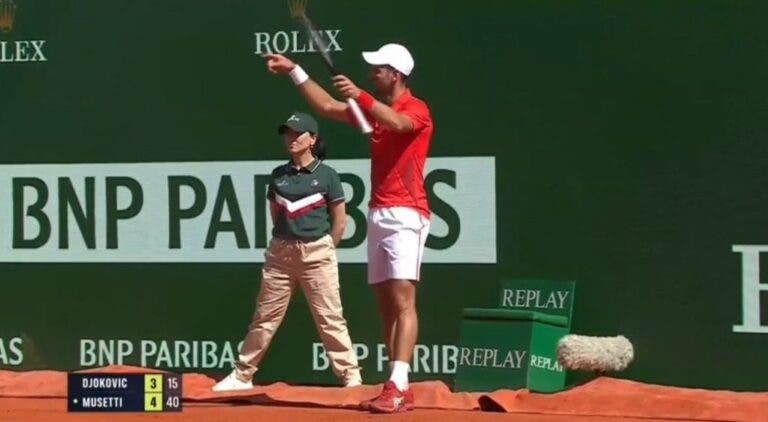 [VÍDEO] Djokovic reclama, é vaiado e reage como se fosse um maestro em Monte Carlo