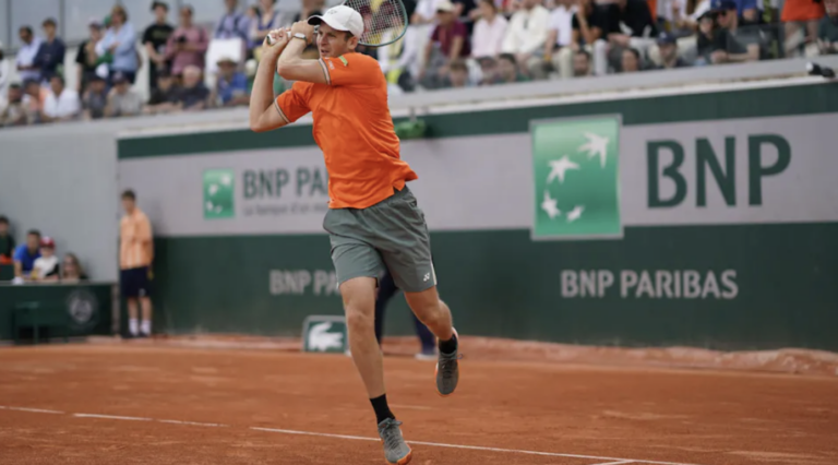 Hurkacz vira duelo de cinco sets em Roland Garros; Dimitrov começa com tudo