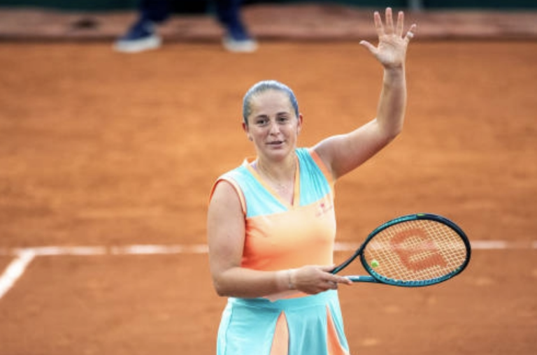 Ostapenko lança candidatura em Roland Garros; Garcia vence de virada