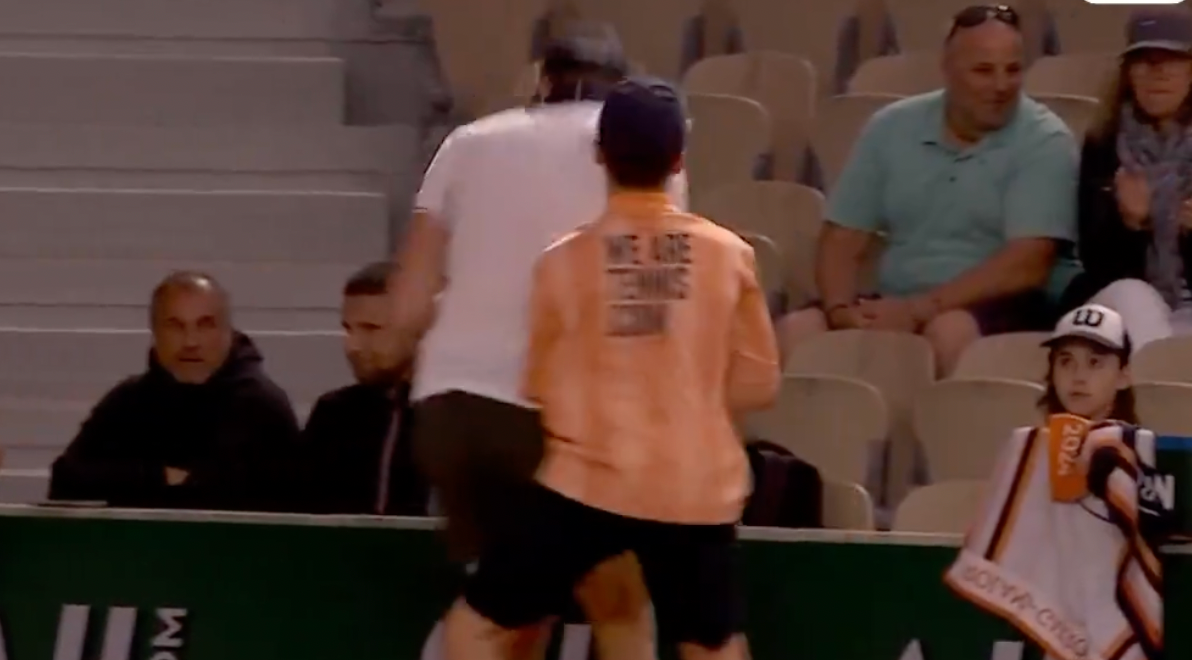 [VÍDEO] Jarry se choca com boleirinho em dia para esquecer em Roland Garros