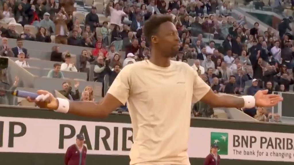 [VÍDEO] Monfils dá show com ponto espetacular a caminho da vitória em Roland Garros
