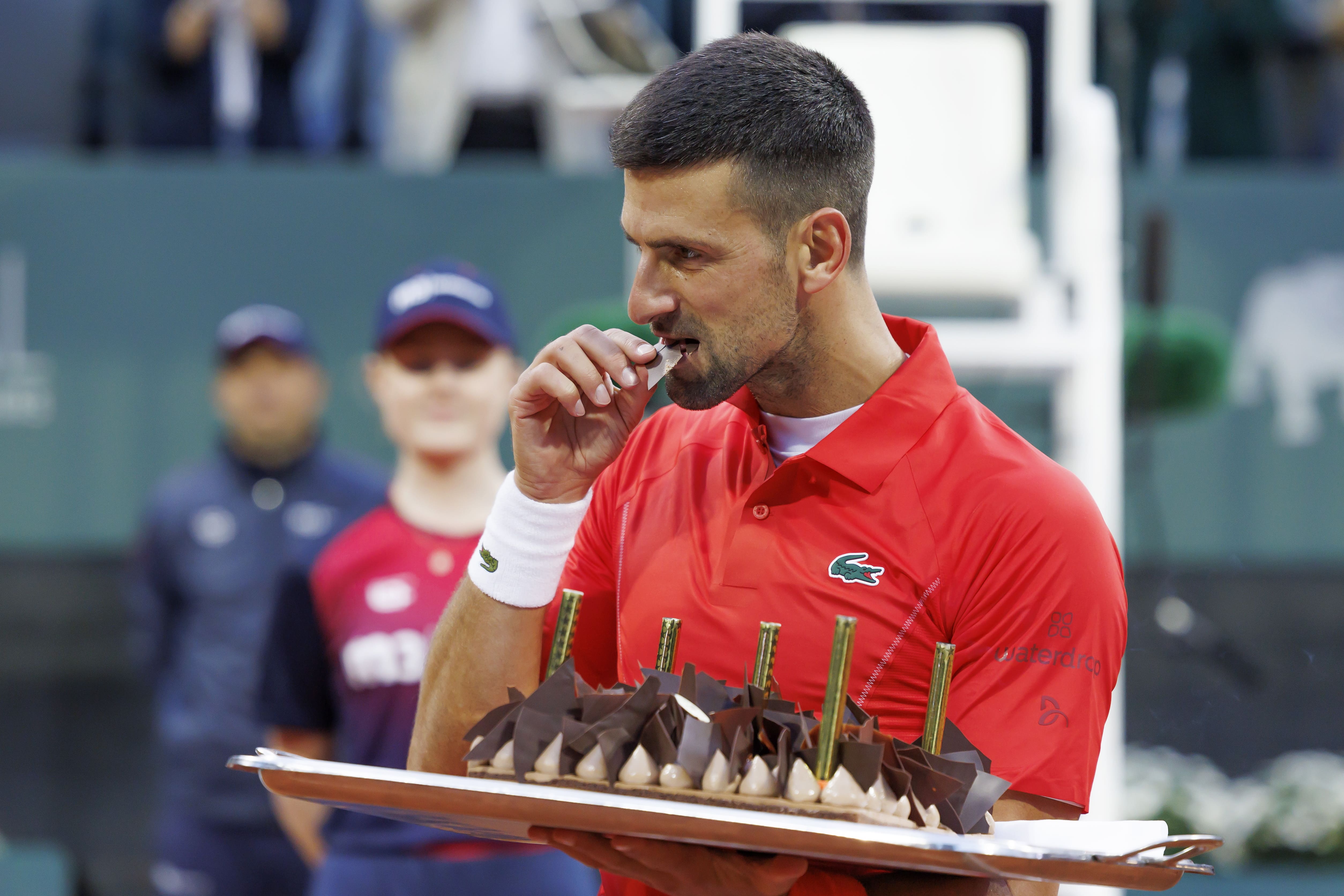 [VÍDEO] Com direito a bolo: Djokovic chamou os gandulas para comemorar o 37º aniversário em quadra