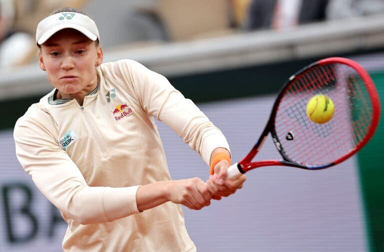 Rybakina vence dez games seguidos e supera tranquila a estreia em Roland Garros