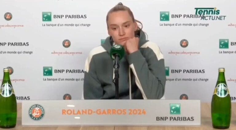 A bizarra e estranha coletiva de imprensa de Rybakina em Roland Garros