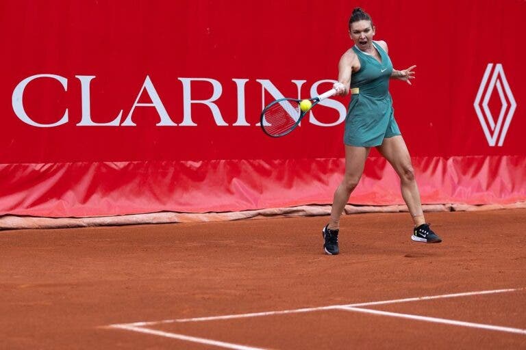 Halep começa bem, mas desiste no retorno às quadras em Paris