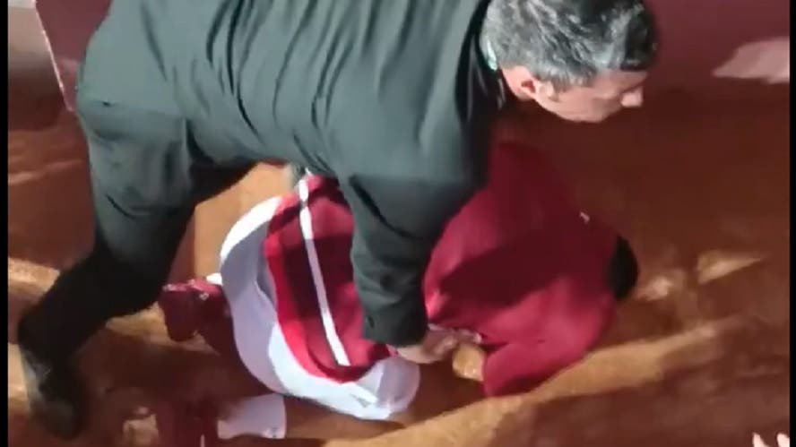 [VIDEO] Djokovic atingido por garrafa ao sair da quadra em Roma