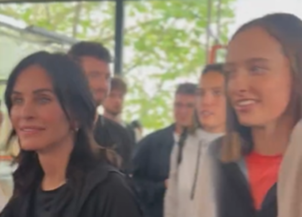 Swiatek chega a Roland Garros e foi treinar com… estrela da icônica série ‘Friends’