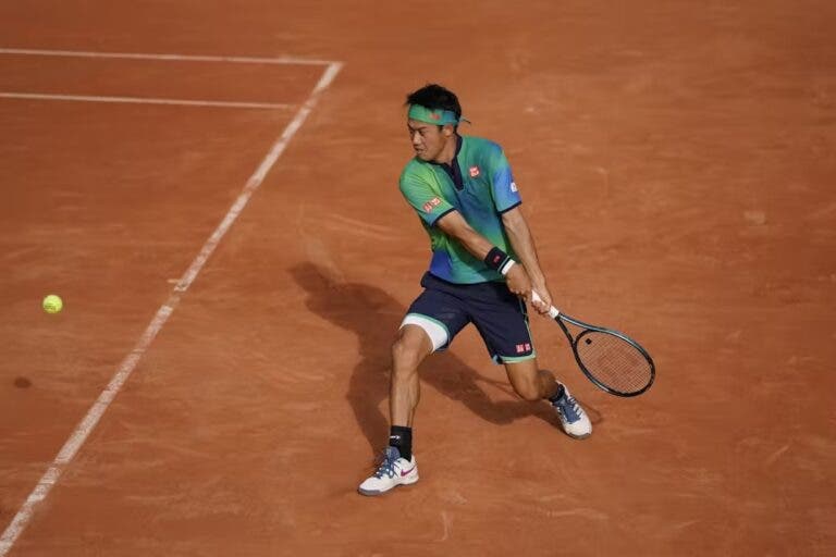 Nishikori sente dores no ombro na pausa da chuva e desiste contra Shelton em Roland Garros