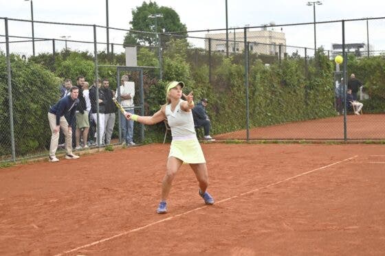 Laura Pigossi após derrota em simples e vitória nas duplas em Zagreb: “Quadra está horrível”