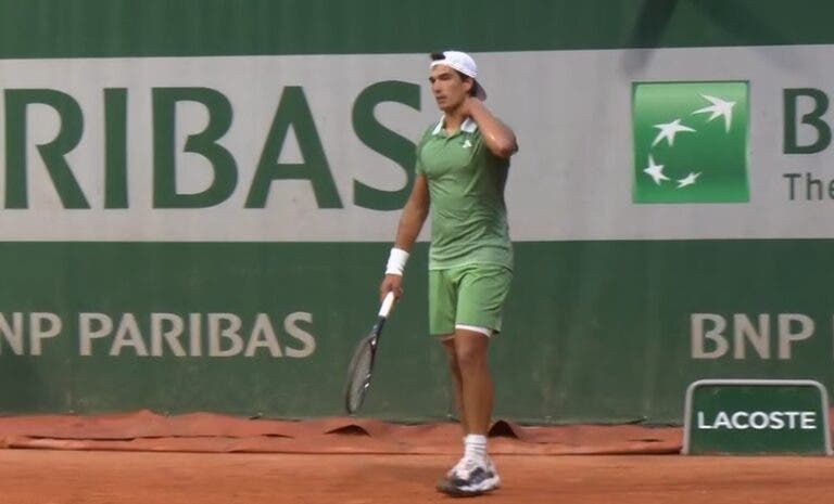Henrique Rocha cai na primeira rodada do qualifying na sua estreia em Grand Slams