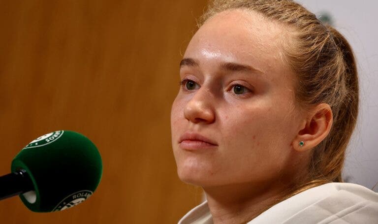 Jornalistas ignoram Rybakina em Roland Garros após polêmica em coletiva