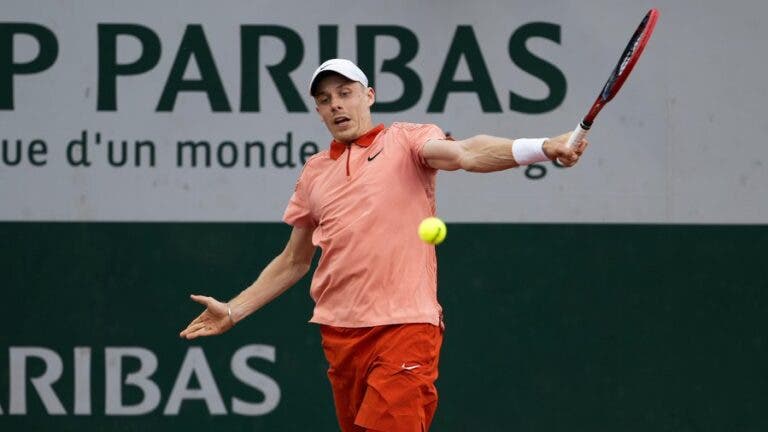 Shapovalov agrava crise de Tiafoe; Baez deixa fugir vantagem e cai em Roland Garros